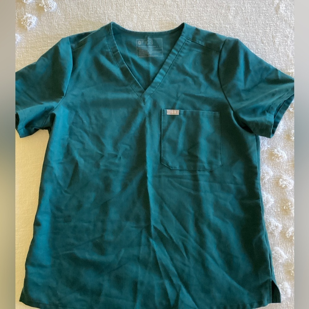 FIGS Women’s L Scrub Top Dark Green V Neck Short Sleeve Chest Pocket
Q2